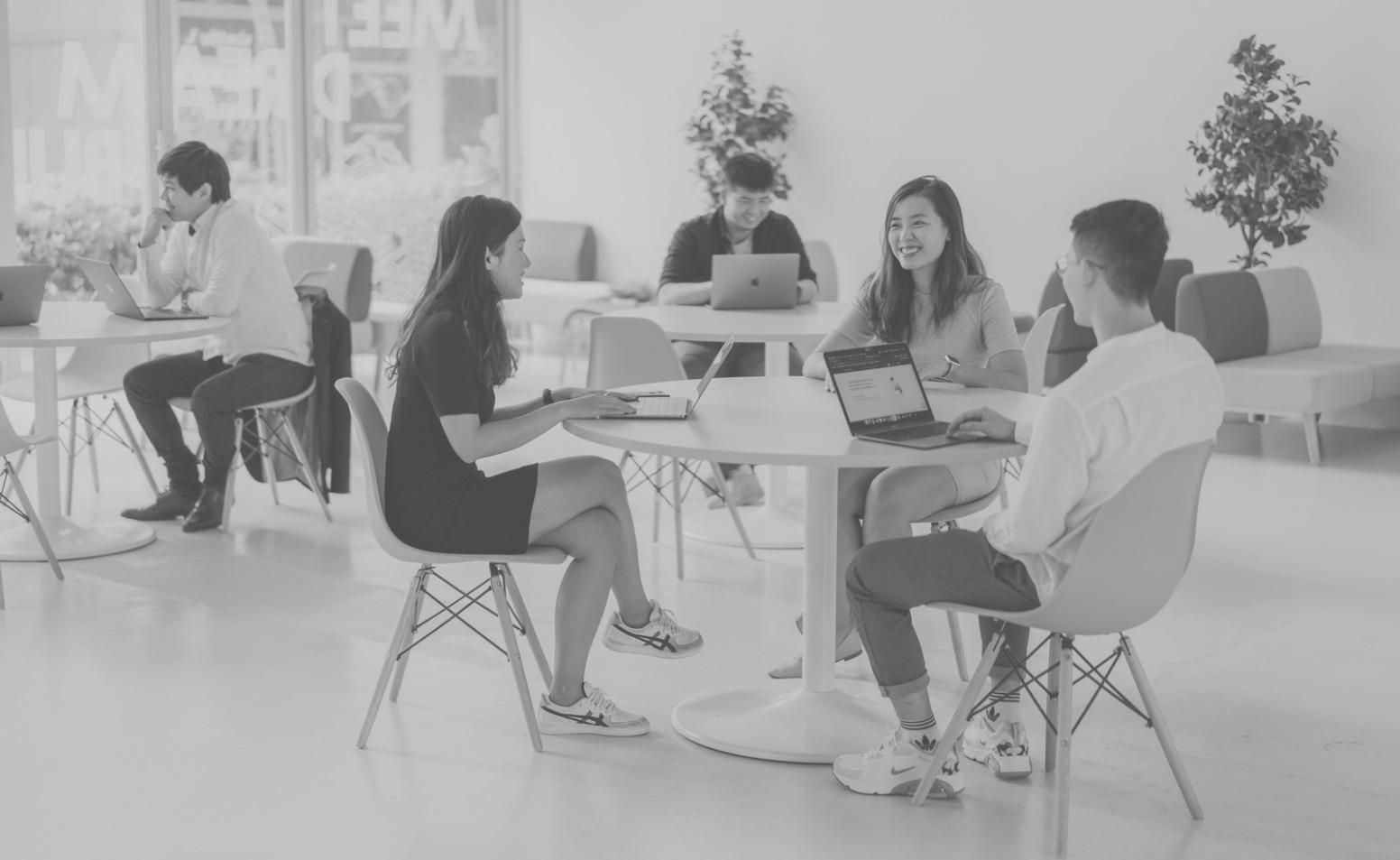 Estudiantes colaborando en un espacio de aprendizaje moderno