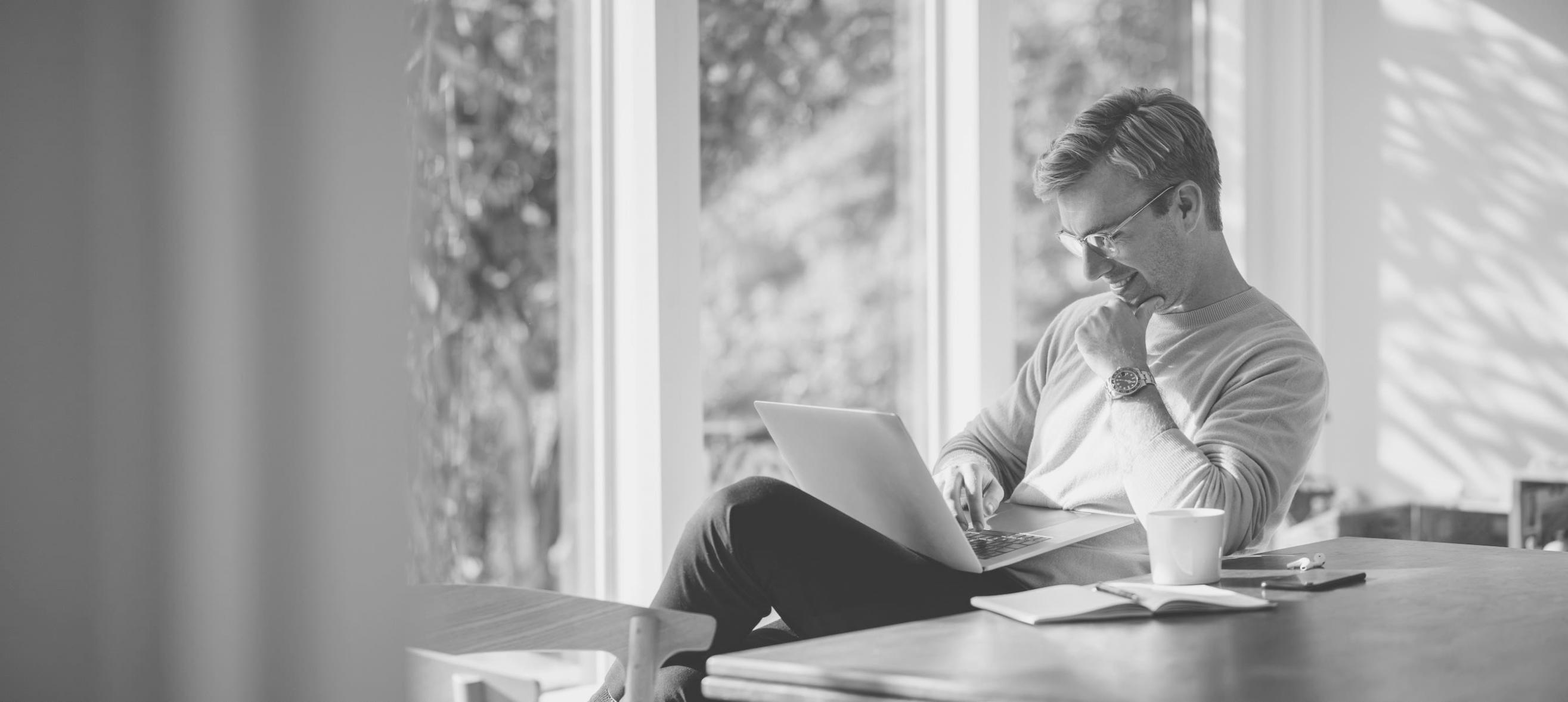 Estudiante trabajando en dispositivo portátil desde zona rural