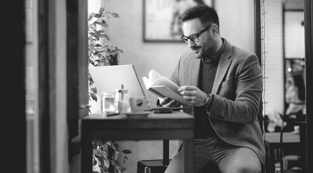 Estudiantes colaborando en proyectos de aprendizaje en línea