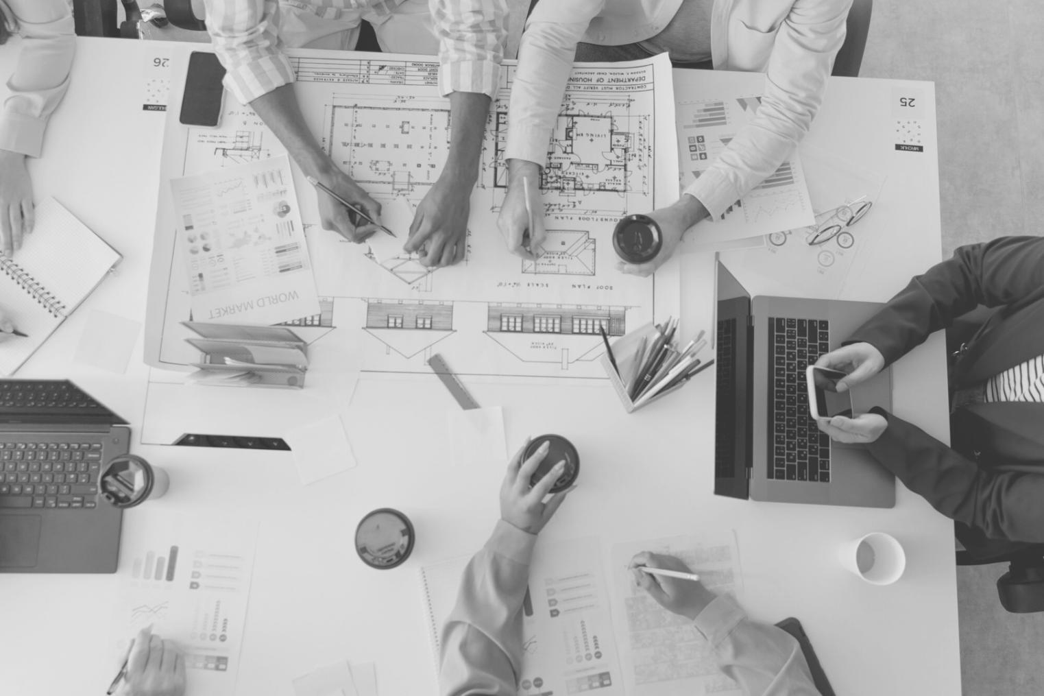 Estudiantes desarrollando proyectos reales